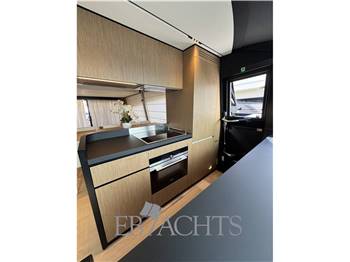 Ferretti Yachts 720
