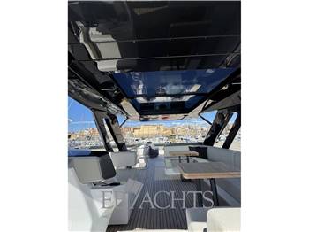 Ferretti Yachts 720