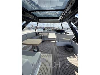 Ferretti Yachts 720