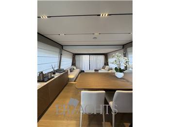 Ferretti Yachts 720