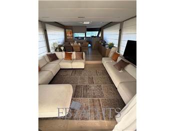 Ferretti Yachts 720