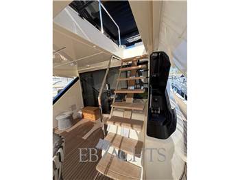 Ferretti Yachts 720