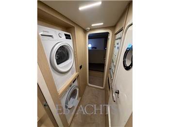 Ferretti Yachts 720