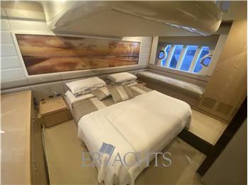 Ferretti Yachts 560