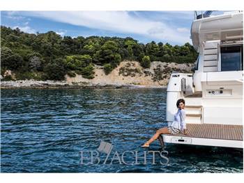 Ferretti Yachts 700
