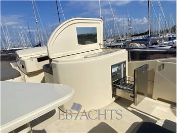 Ferretti Yachts Altura 690