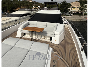 Ferretti Yachts 720