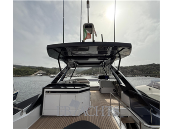 Ferretti Yachts 720