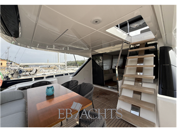 Ferretti Yachts 720