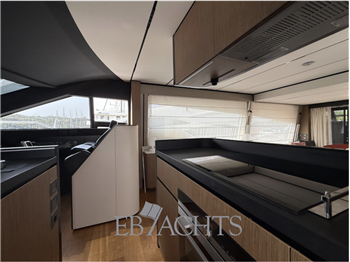 Ferretti Yachts 720