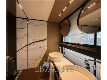 Ferretti Yachts 720