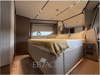 Ferretti Yachts 720