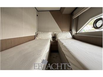 Ferretti Yachts 720