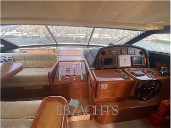 Ferretti Yachts 810