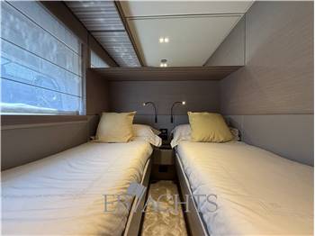 Ferretti Yachts 670