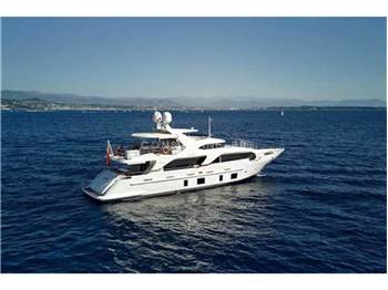 Benetti Delfino 93
