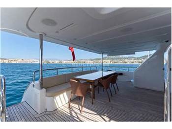 Benetti Delfino 93