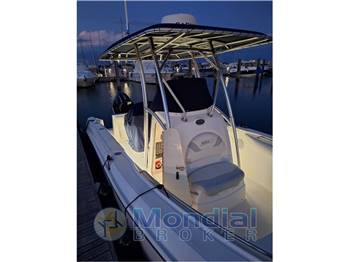 BOSTON WHALER 240 CENTER CONSOLLE