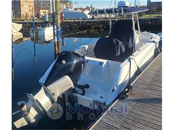 BOSTON WHALER 240 CENTER CONSOLLE