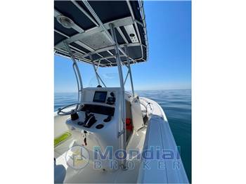 BOSTON WHALER 240 CENTER CONSOLLE