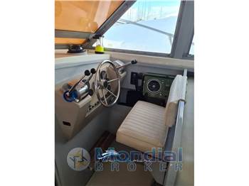 Bertram Yacht 33' SF
