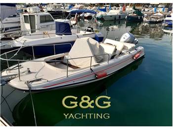 BOSTON WHALER OUTRAGE  21