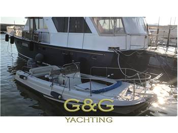 BOSTON WHALER OUTRAGE  21