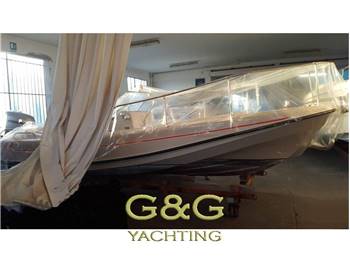 BOSTON WHALER OUTRAGE  21
