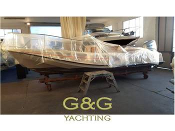 BOSTON WHALER OUTRAGE  21