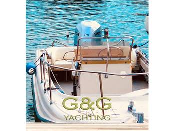 BOSTON WHALER OUTRAGE  21