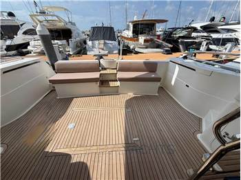 Ferretti Yachts 530