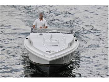 Magnum Marine 27 Sports Sedan