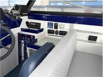 Bertram Yacht 28' SF
