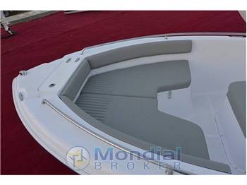 PIANTONI YACHTS 210 Center Console