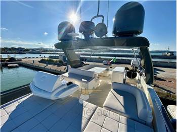 Ferretti Yachts 700