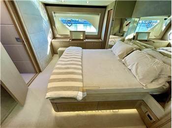 Ferretti Yachts 700