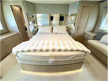 Ferretti Yachts 700