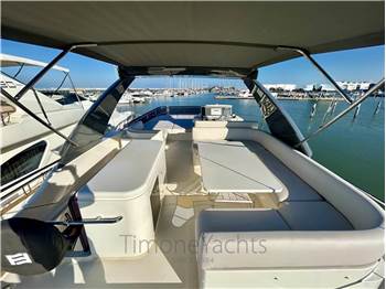 Ferretti Yachts 700