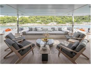 Custom Line Navetta 33