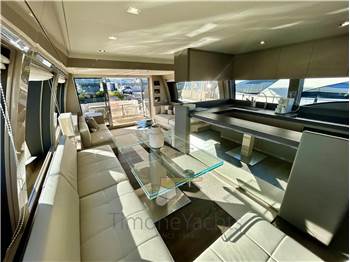 Ferretti Yachts 700