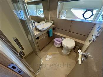 Ferretti Yachts 700