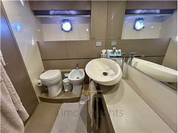 Ferretti Yachts 700