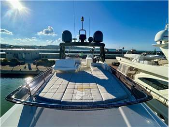 Ferretti Yachts 700