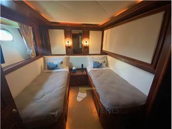 Custom Line Navetta 27