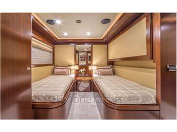 Custom Line Navetta 33
