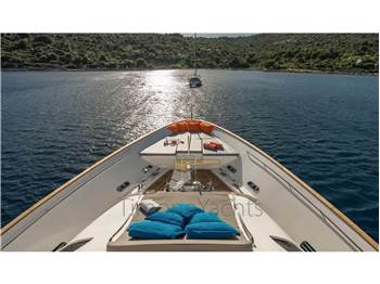 Custom Line Navetta 33
