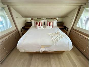 Custom Line Navetta 33