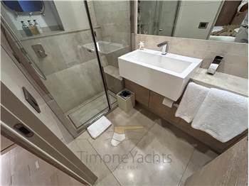 Custom Line Navetta 33