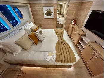 Custom Line Navetta 33