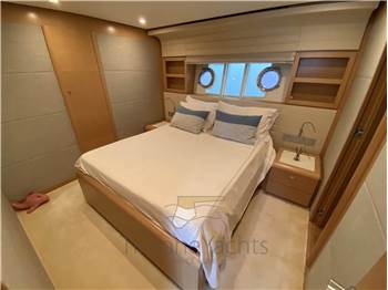 Ferretti Yachts 800